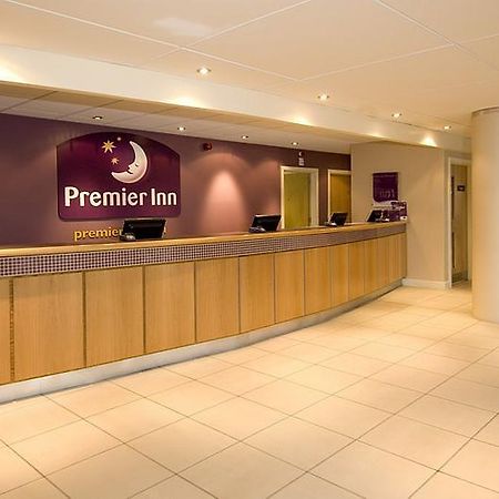 Premier Inn Manchester Airport Runger Lane North Хейл Экстерьер фото
