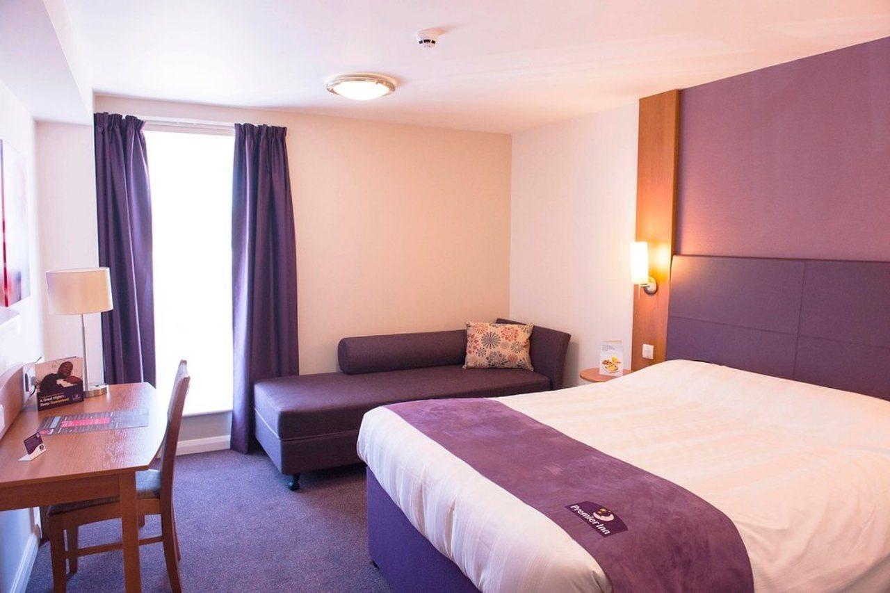 Premier Inn Manchester Airport Runger Lane North Хейл Экстерьер фото