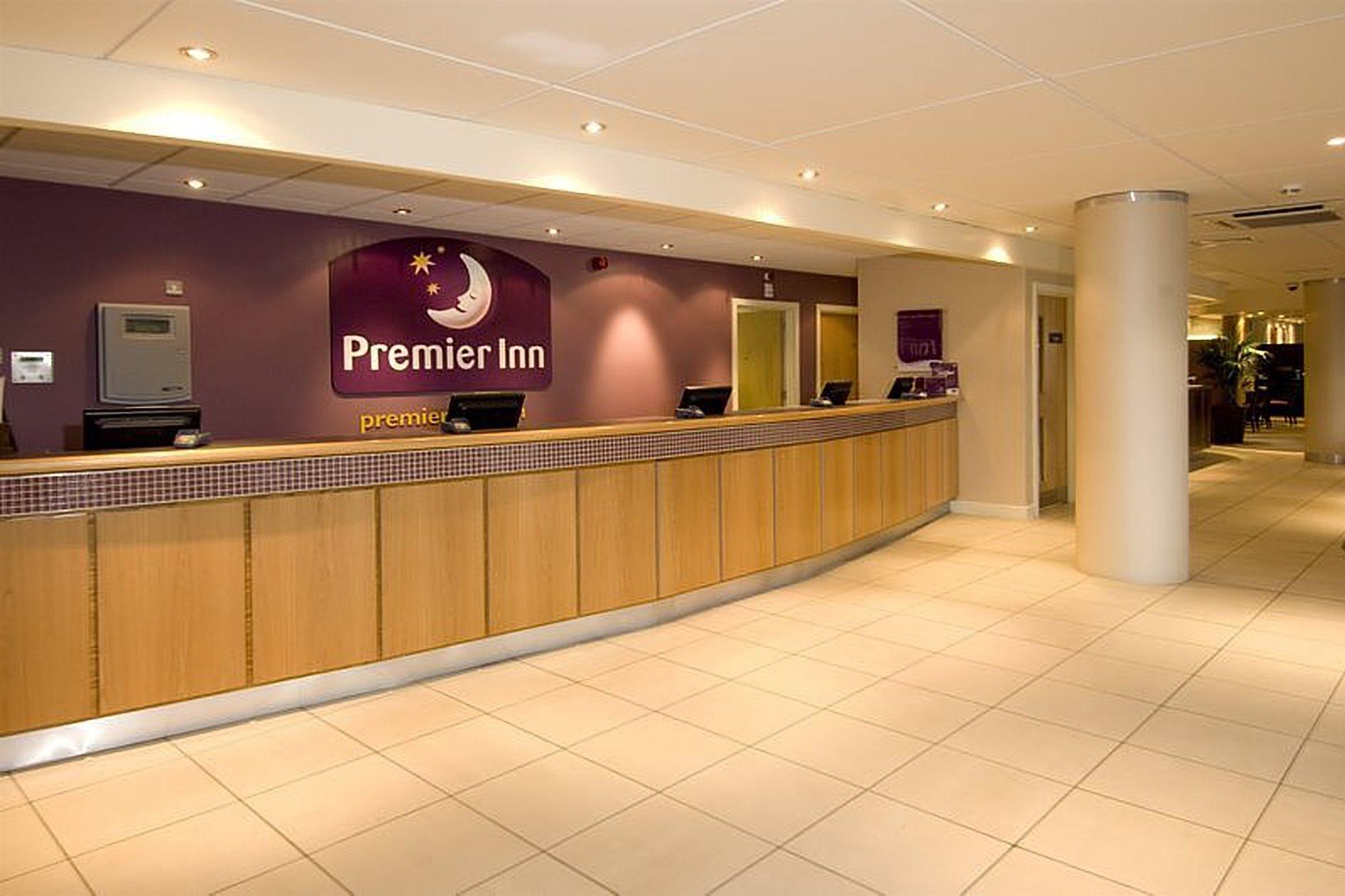 Premier Inn Manchester Airport Runger Lane North Хейл Экстерьер фото