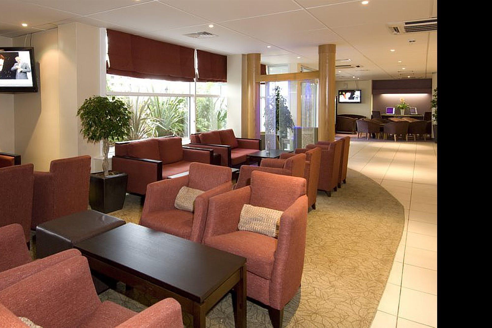 Premier Inn Manchester Airport Runger Lane North Хейл Экстерьер фото