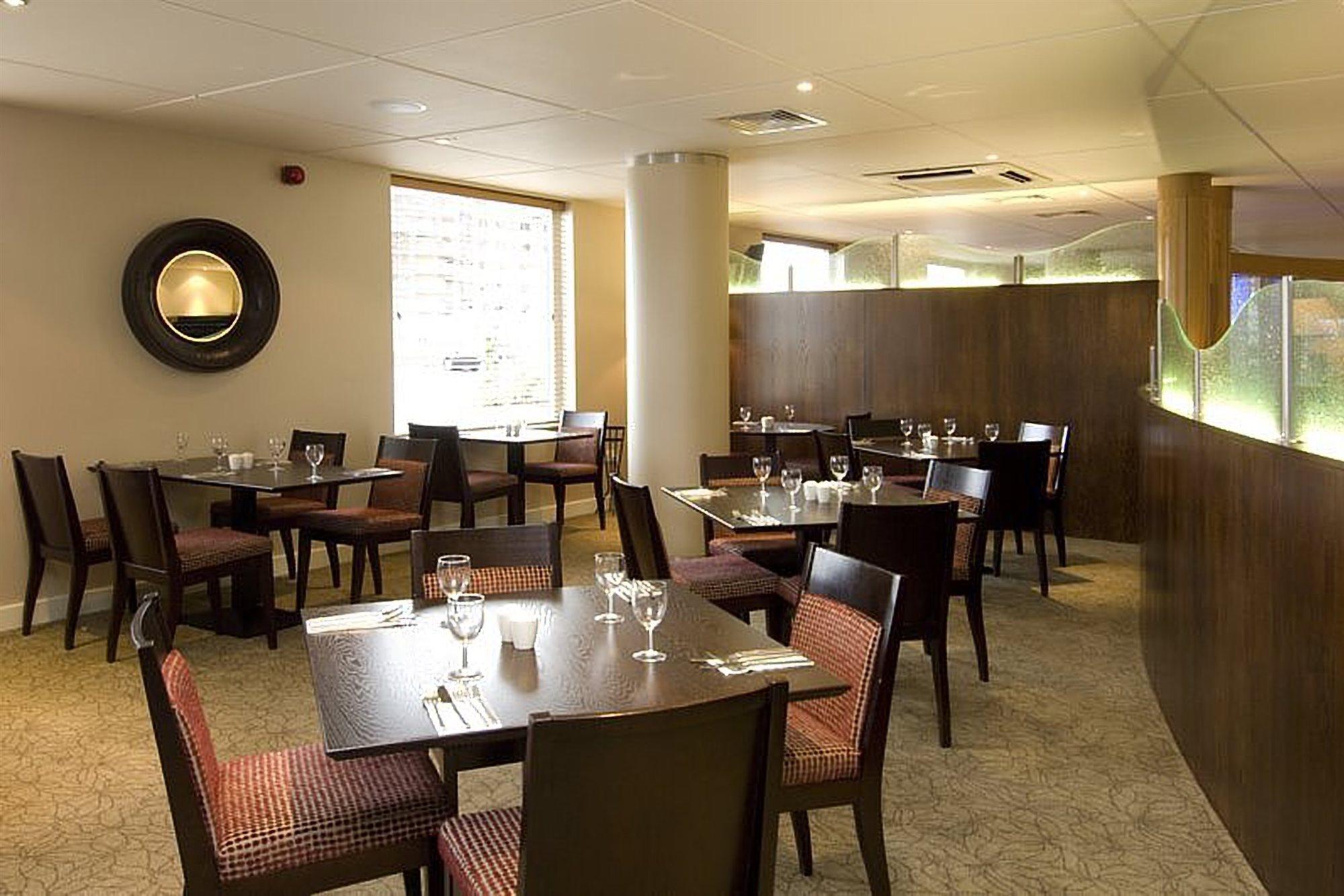 Premier Inn Manchester Airport Runger Lane North Хейл Экстерьер фото