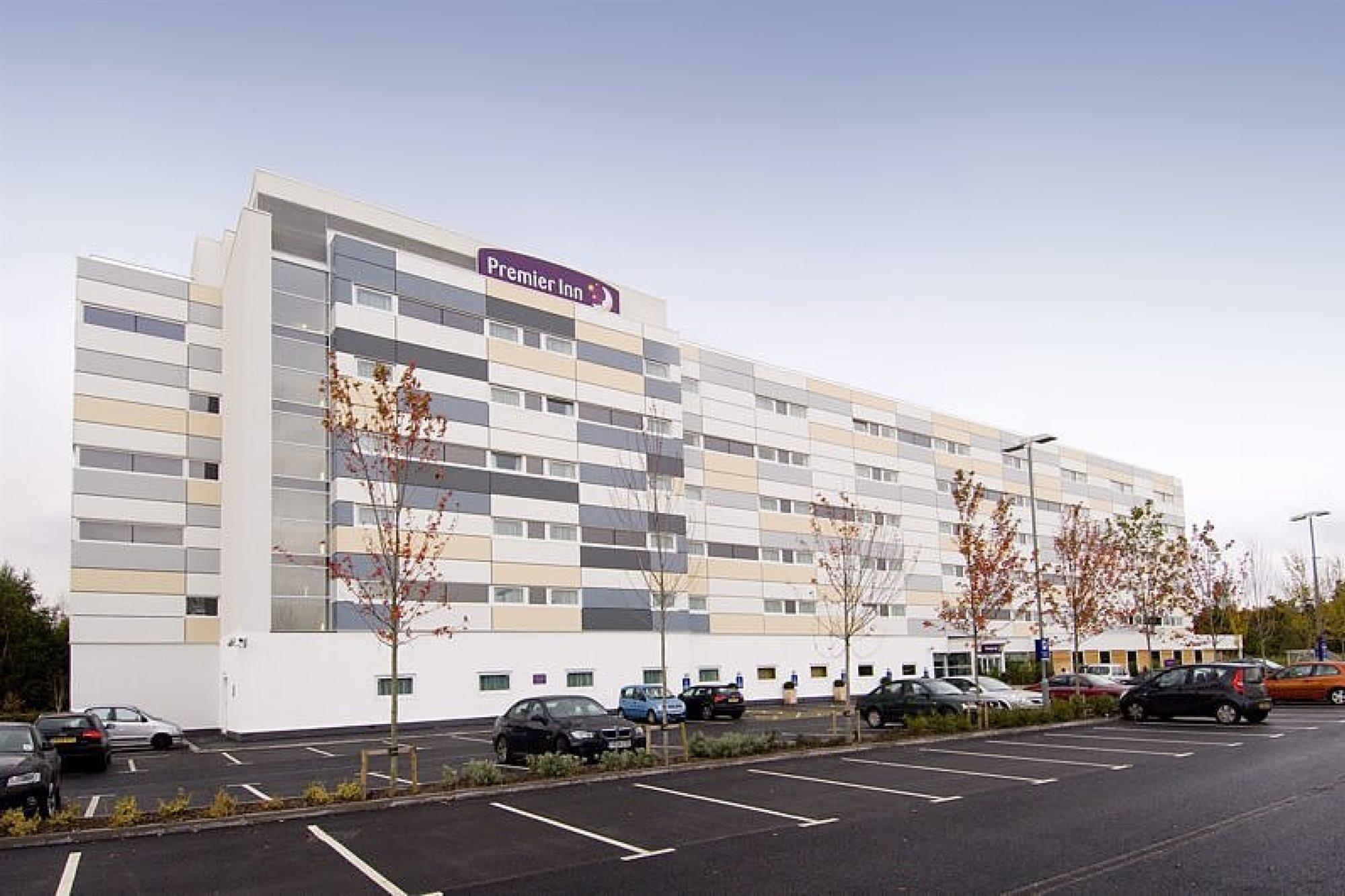 Premier Inn Manchester Airport Runger Lane North Хейл Экстерьер фото