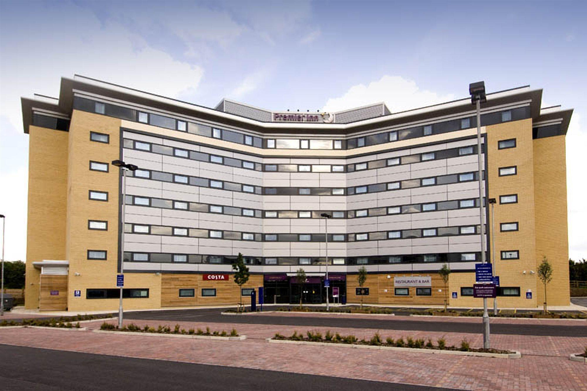 Premier Inn Manchester Airport Runger Lane North Хейл Экстерьер фото