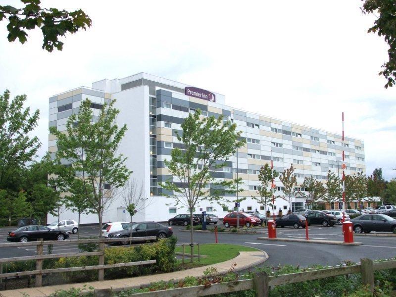 Premier Inn Manchester Airport Runger Lane North Хейл Экстерьер фото