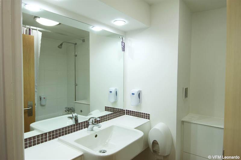 Premier Inn Manchester Airport Runger Lane North Хейл Экстерьер фото
