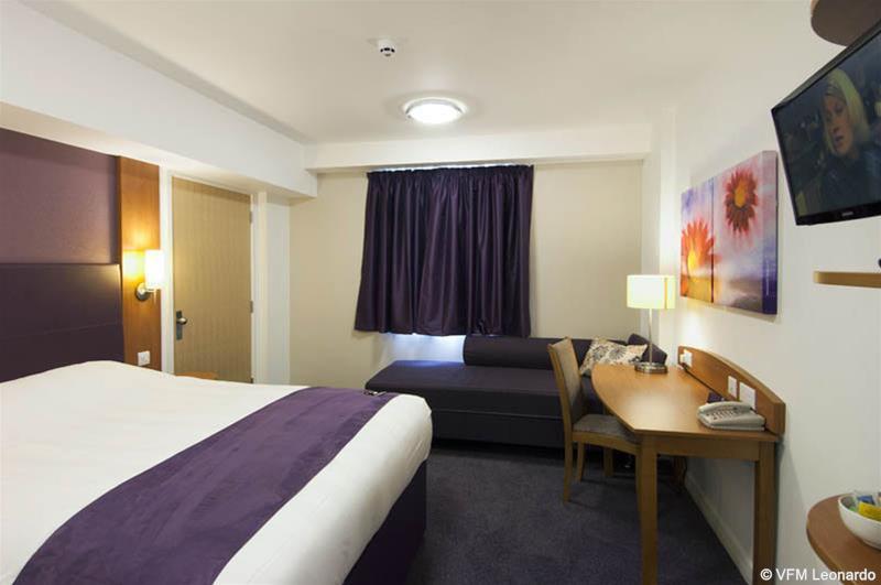 Premier Inn Manchester Airport Runger Lane North Хейл Экстерьер фото