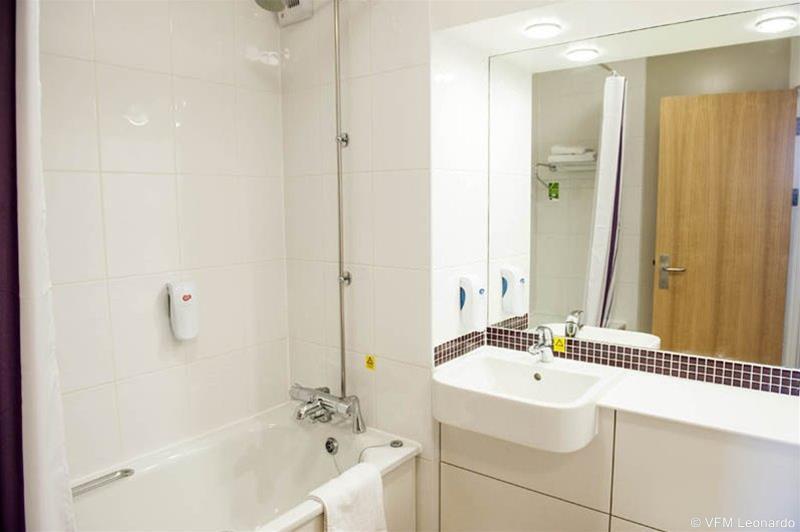 Premier Inn Manchester Airport Runger Lane North Хейл Экстерьер фото