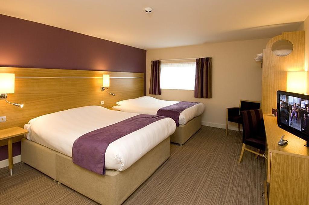 Premier Inn Manchester Airport Runger Lane North Хейл Экстерьер фото
