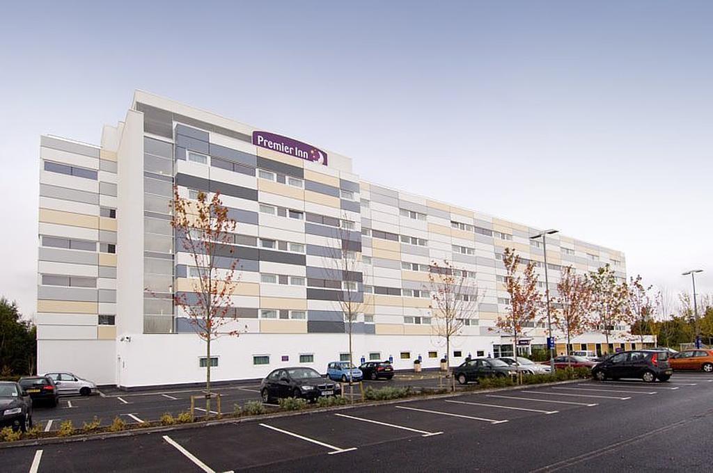 Premier Inn Manchester Airport Runger Lane North Хейл Экстерьер фото
