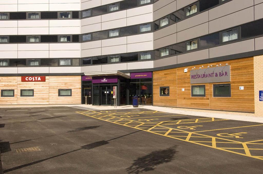 Premier Inn Manchester Airport Runger Lane North Хейл Экстерьер фото