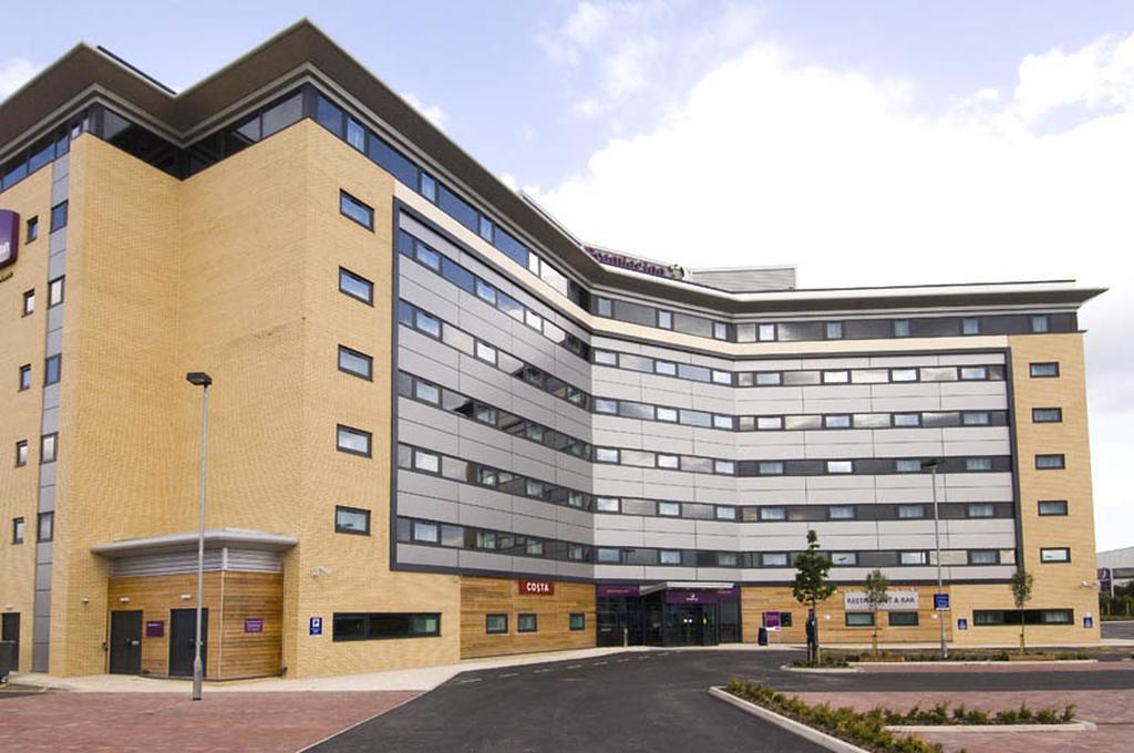 Premier Inn Manchester Airport Runger Lane North Хейл Экстерьер фото