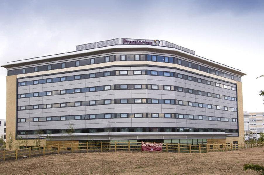 Premier Inn Manchester Airport Runger Lane North Хейл Экстерьер фото